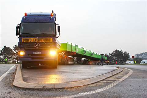 Capelle transport the 140 tonne steel girders using its new K25 platform trailer in the port of Dunk