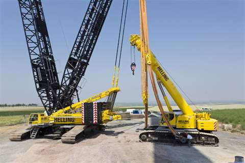 The LTR 1220 moves into the position at the rear of the LR 1600/2 and is attached to the derrick boo