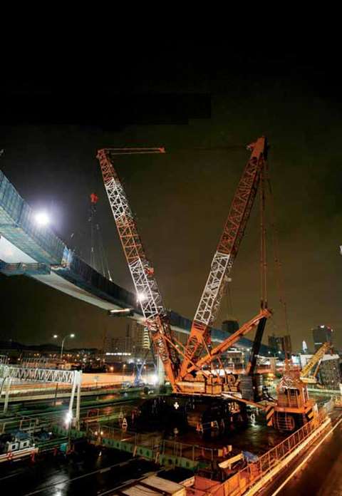 Uchmiya Transportation and Engineering used a 750 tonne capacity Kobelco 7800 and an 800 tonne Kobel