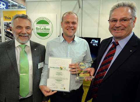 Jürgen Bergmann, general manager, engcon Germany GmbH (centre), receives the GaLaBau innovation awar