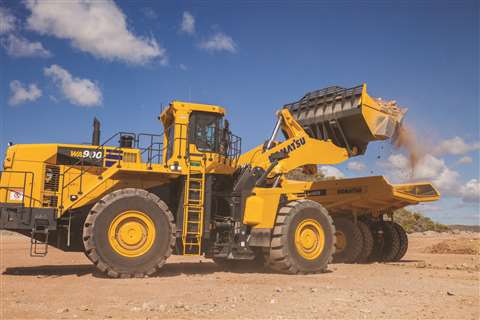 Komatsu WA900-8 loading HD605
