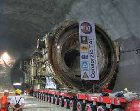 The tunnel boring machine was moved 2.5 km through the tunnel on 22 axle lines of Scheuerle self pro