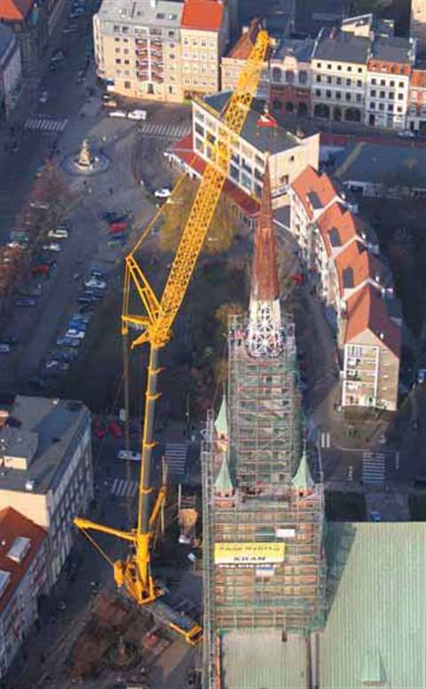 Kran Wary o lifted a 24 tonne spire to the top of a 110.6 m church in Szczecin, Poland. It used a Li