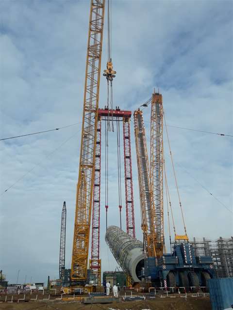 Sarens tailing a 1,050 tonne splitter column at a new gas-chemical complex in Kazakhstan