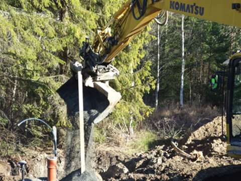 The Steelwrist tiltrotator on this excavator allows the operator to precisely place fill material.