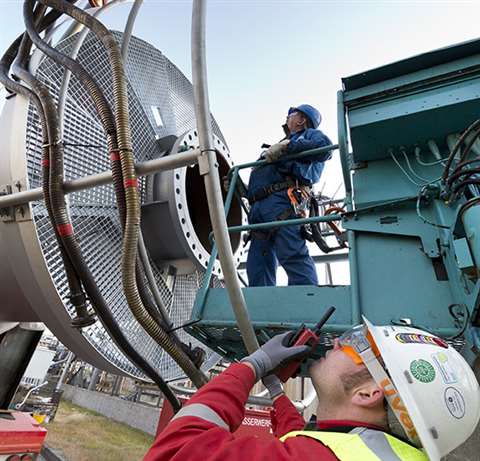 Martin Scheffler from Hüffermann, acting as marshal, reports the position of the attachment equipmen