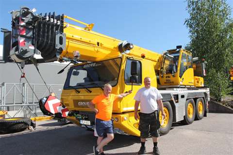 Manitowoc customer Reijo Heinonen of Nostokonepalvelu Oy celebrates the delivery of two new Grove cr