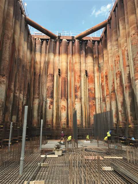 Storm surge barrier Nieuwpoort BE - 22-metre deep cofferdam