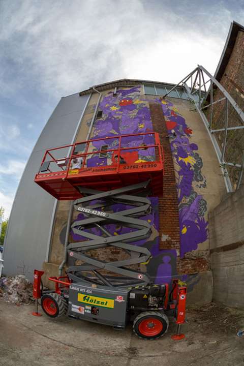 An artist uses a Skyjack SJ 6832 RTE to bring colour and life to some of Plauen’s disused
brownfield