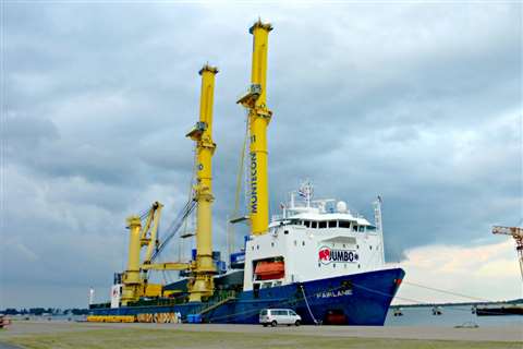 Jumbo used its Fairline vessel to load two Liebherr LHM-800 harbour cranes