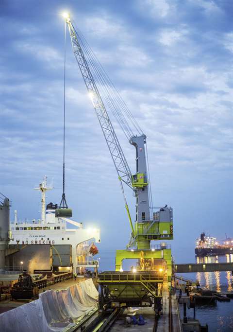 One of the two G HSK 4316 B cranes handling fertilizer in Paranagua 