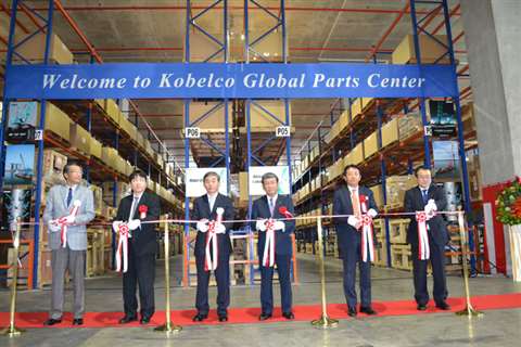 From left to right:  Shinsuke Izumi (Kobelco Cranes director operating officer); Minoru Ota (Kobe St