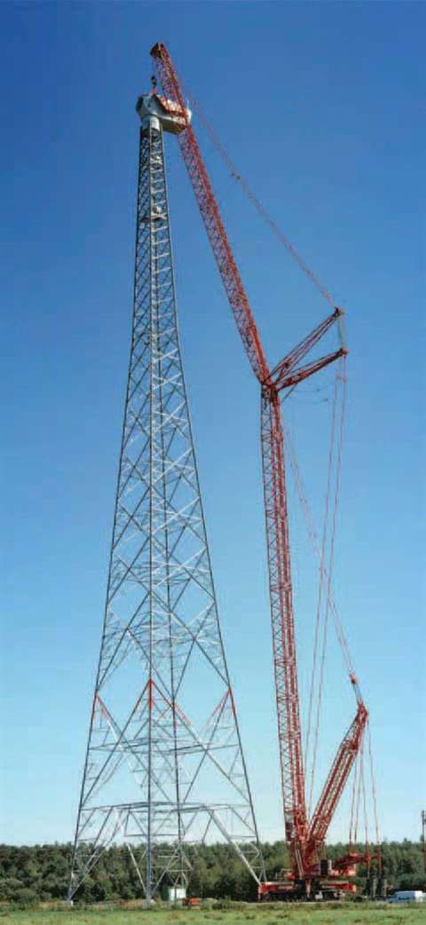 The Liebherr LG 1750, working with a 91 m main boom, installs the machinery house