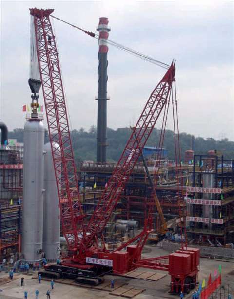 Sinopec&#146;s Manitowoc Model 21000 lifts an 812 tonne hydrogenation cracking unit into place