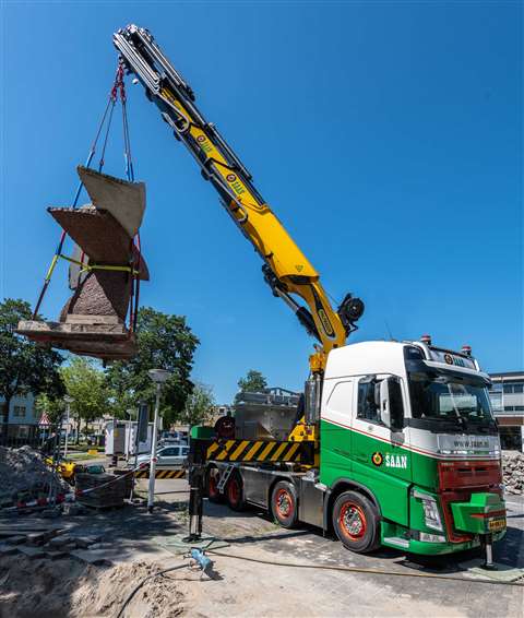 Koninklijke Saan's new Volvo FH 10 x 4 at work