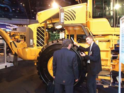 Arvid Rinaldo explains the hybrid concept to a ConExpo visitor.