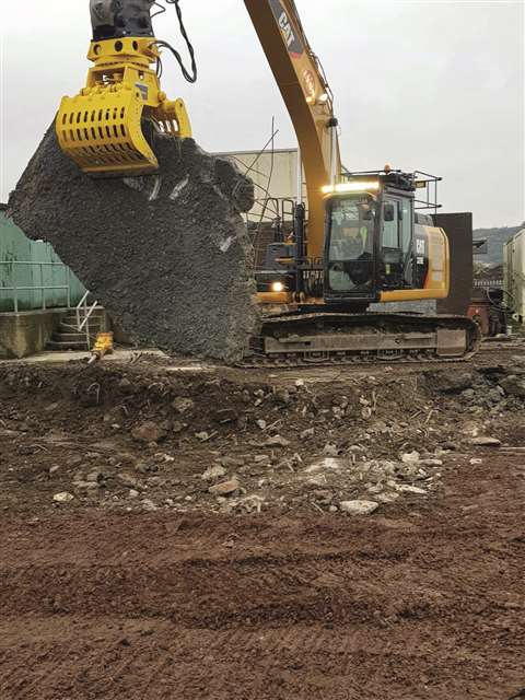 BR 01 MG 1500 moving demolition waste