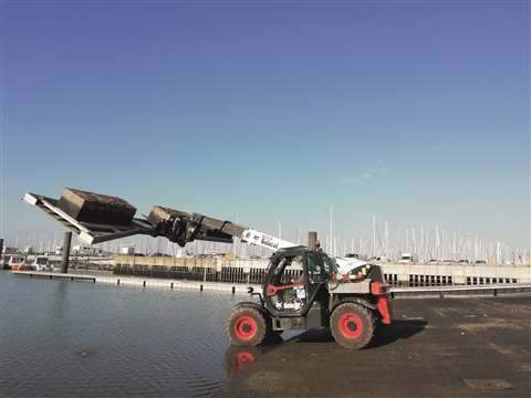 T35.105_LaRochelle_pic2_red