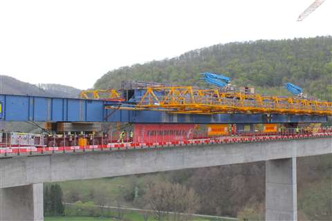 Fahrzeugkombination mit Fahnen Faymonville-Max Bögl-Porr-Wiesbauer ---------- Vehicle combination with flags Faymonville-Max Bögl-Porr-Wiesbauer