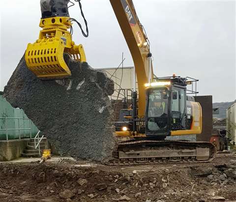MG 1500 moving demolition waste