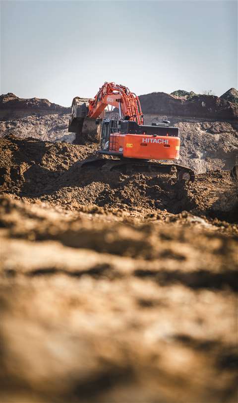 Hitachi_ZX490LCH-6_Photo03_hi COVER