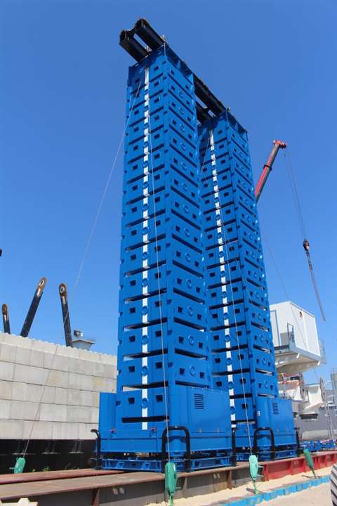 The world’s tallest multipoint jack up system was created by Enerpac for lifting and transport compa