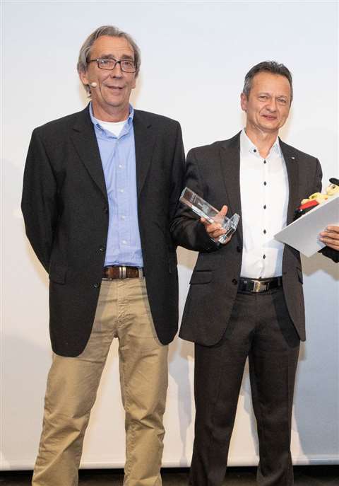 Gernot Öder (right), Mammoet Germany manager for crane and transport Projects collects the BSK Award for the best Crane Work of the Year 2019.