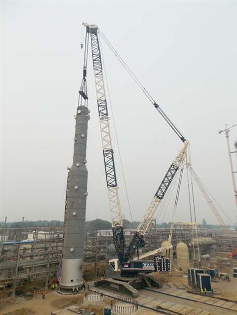 The 1,350 tonne capacity Liebherr LR 11350 was used to lift the 787 tonne ammonia converter into pos