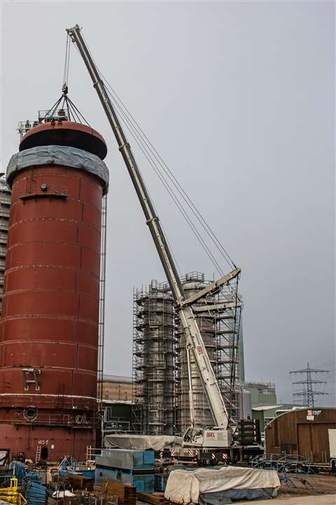 BKL using a Grove GMK6400 to place the lid of a hot water storage tank. Photo: Boris Golz Fotografie