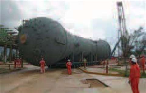 1 The 37 m long reactor undertakes the 1 km journey to the installation site