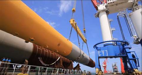 Huisman's Skyhook crane in China lifts its first ever batch of wind farm monopoles
