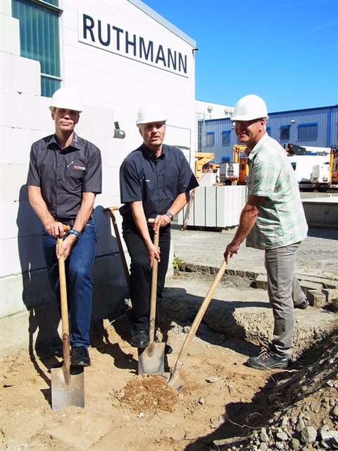 Groundbreaking for the extension of the Ruthmann service station in Groß-Geraus. From left: Thomas B
