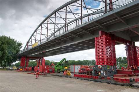 For the project the Mega Jack 800 helped remove the old 1,630 tonne Loenerslootse Bridge and replace