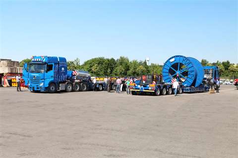 Employees, managing directors and customers of the Wassermann Group inspecting the Scheuerle InterCo