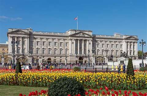 Buckingham_Palace_from_gardens,_London,_UK_-_Diliff_(cropped)