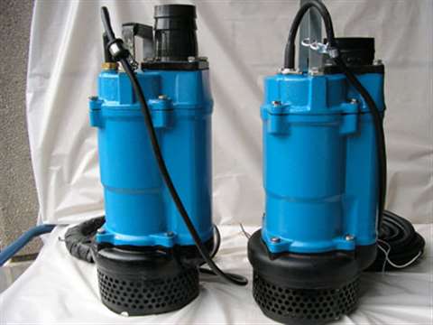 An original pump by Tsurumi is shown on the right, a fake by FY Pump is shown on the left.