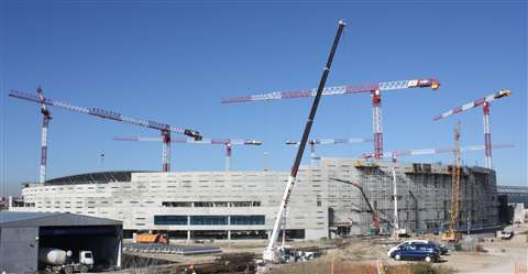 Linden Comansa cranes at Atlético de Madrid stadium