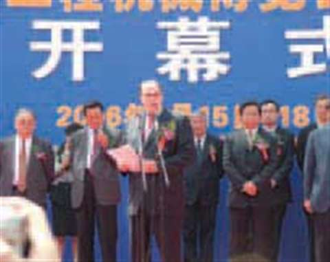 Ron DeFeo, chairman, president and CEO of Terex, and ConExpo Asia honorary committee chairman, offic