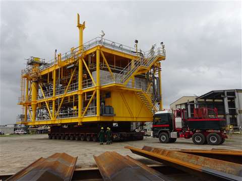 The 300 tonne structure loaded onto Faymonville G-SL modules arranged side by side