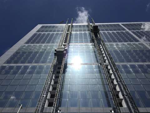 XL installed two heavy duty hoists La Grande Arche in Paris, France. 