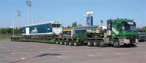 The Siemens locomotive required a 50.50 m long tractor-trailer combination to carry the load to the 