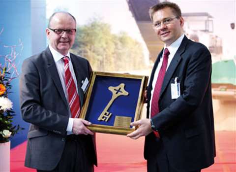 Stefan Wirtgen (right) hands over the new Wirtgen Sweden subsidiary to Lars Görefält