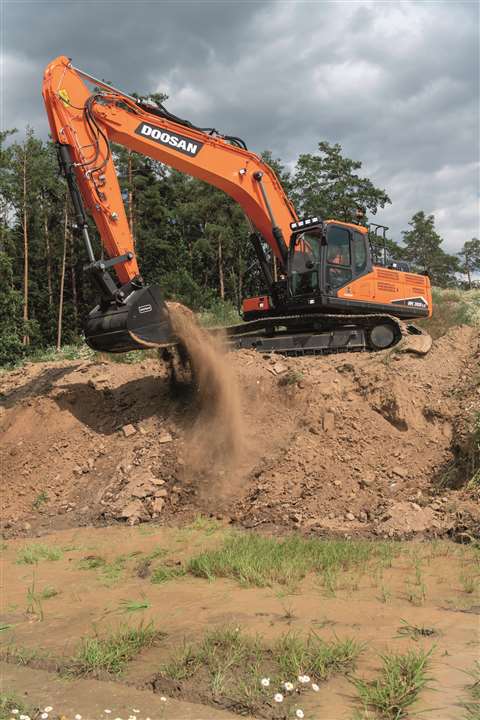 DX300LC-7_digging_pic1_red