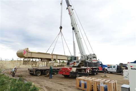 A Link-Belt HTC-8675 Series II 70 tonne hydraulic truck crane lifting a 27 tonne long-stroke pumping