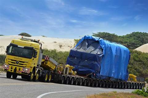 The Actros 4160 SLT transports a 300 tonne engine from Porto do Pecém in Fortaleza to a thermoelectr