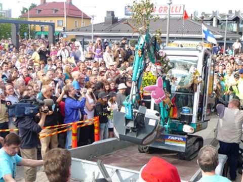 Jukka Mutanen arrives at the finish line after his record setting 942 km drive across Finland in a S