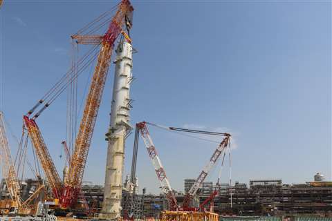 XCMG cranes lifting a wash tower in Saudi Arabia
