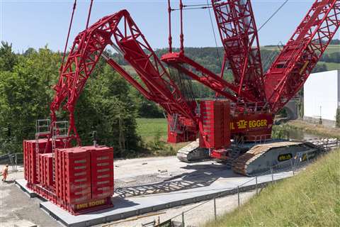Hydraulic cylinders under the folding frame adjust the ballast pallet distance