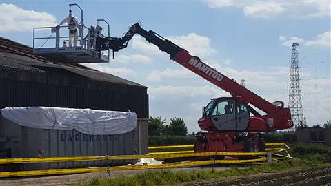 Installed on a rotating telehandler, this platform enables the safe removal of asbestos