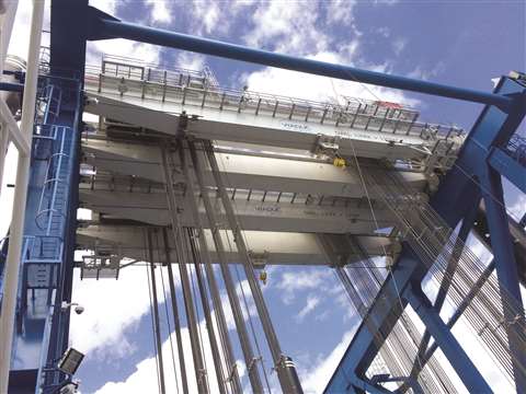 Enerpac - Vinci_La_Reunion_showing Enerpac crane_112